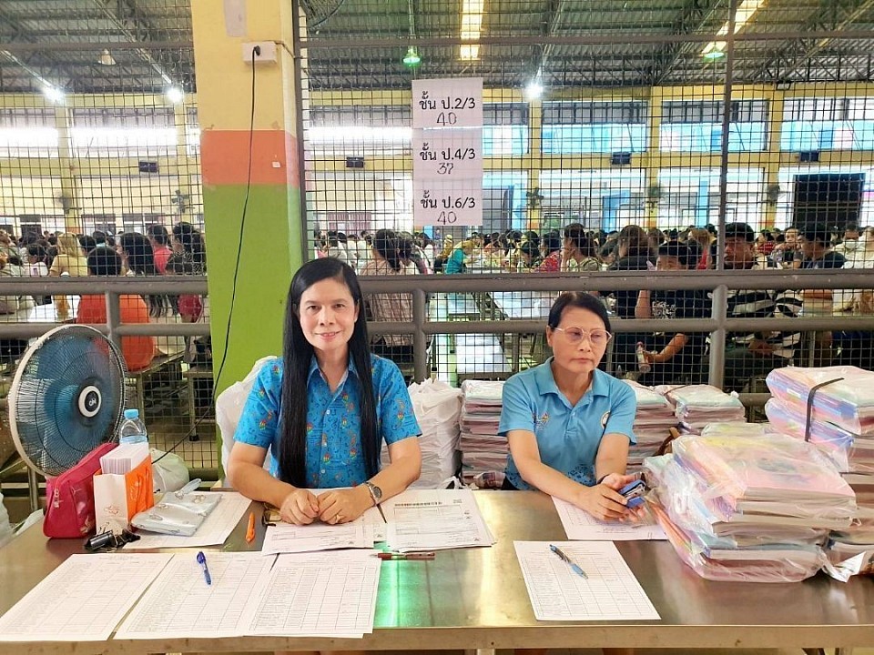 ประชุมผู้ปกครอง/แจกอุปกรณ์การเรียน