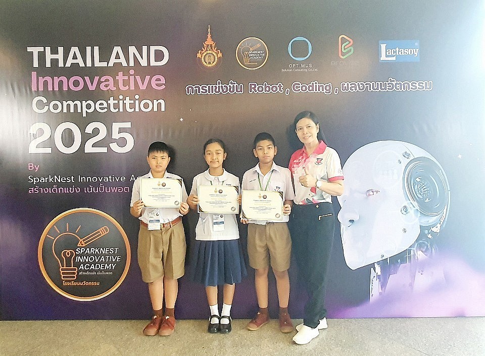นักเรียนโรงเรียนอนุบาลสุพรรณบุรีได้รับรางวัลรองชนะเลิศอันดับ 1 ในการแข่งขัน Thailand Innovative Competition 2025 ประเภทการเขียนโปรแกรมคอมพิวเตอร์ (Coding) ประเภททีม รุ่นอายุ 9-12 ปี ณ คณะวิศวกรรมศาสตร์ มหาวิทยาลัยเทคโนโลยีราชมงคลกรุงเทพ วันที่ 3 สิงหาคม พ.ศ. 2568