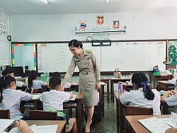 การดูแลให้ความช่วยเหลือนักเรียนในห้องเรียน
